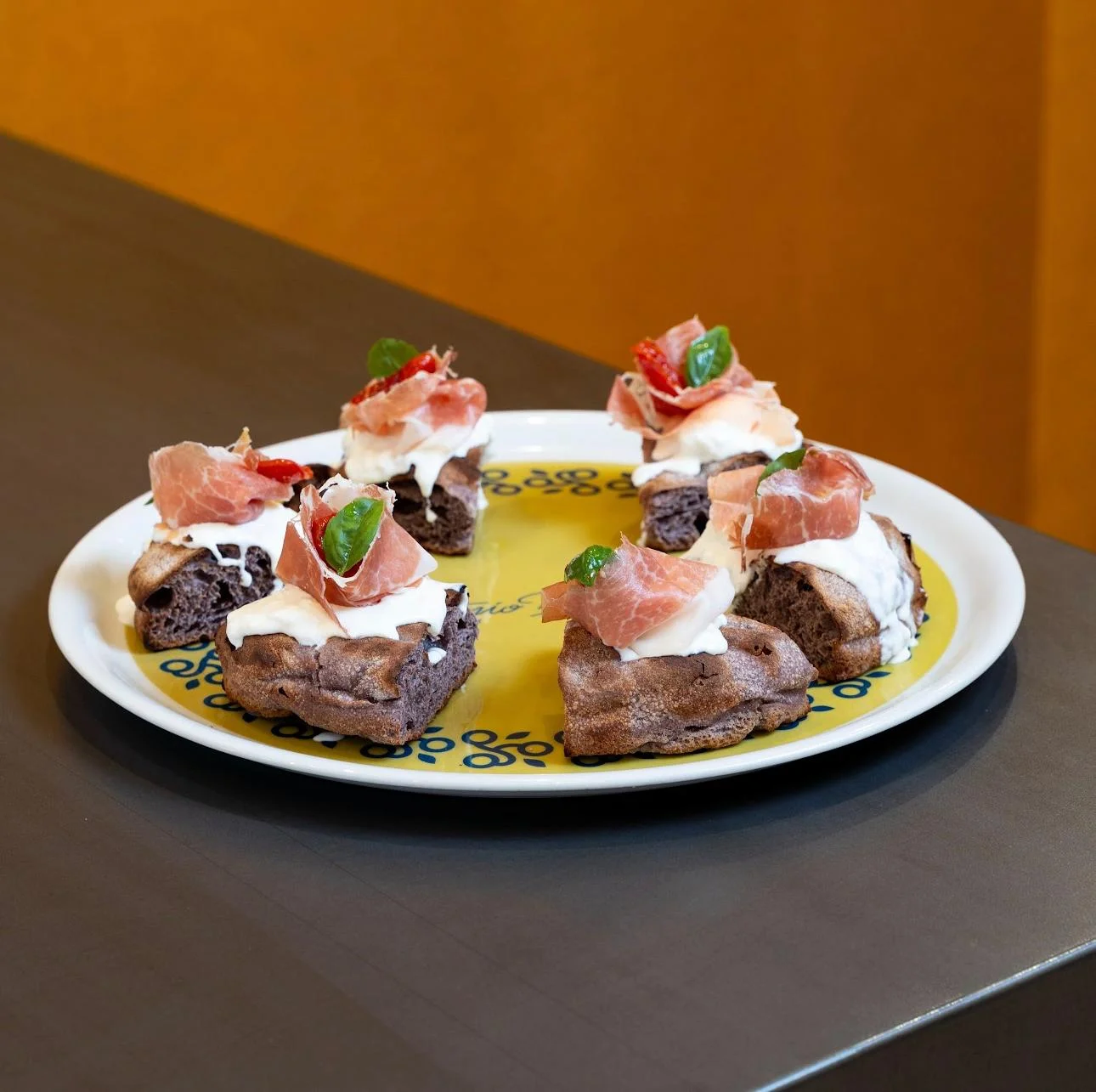 Focaccia Soffice Crudo & Bufala