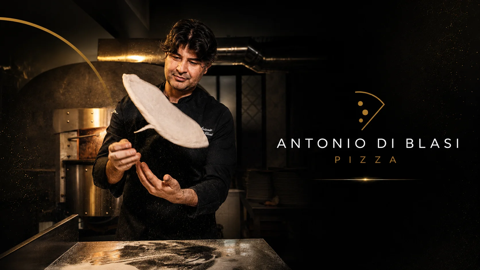 Maestro Antonio Di Blasi Stesura Impasto davanti al Forno a Legna