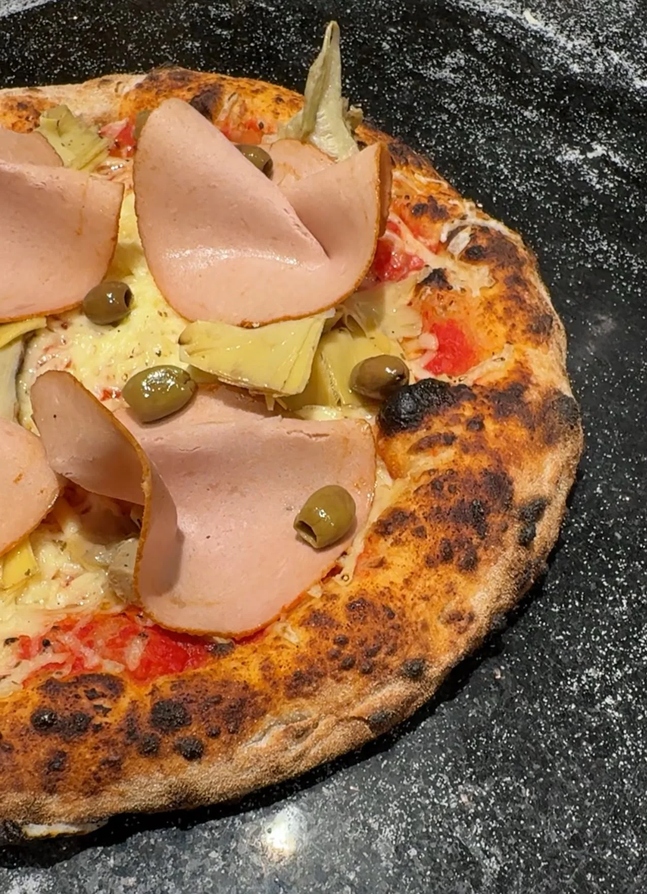 Pizza Gourmet con Mortadella Carciofi e Olive Enzima